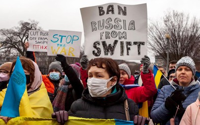 SWIFT là gì và nó có thể được sử dụng để chống lại Putin?