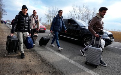 Người Ukraina ồ ạt chạy sang biên giới để trốn chiến tranh
