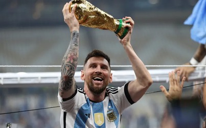 Người Argentina vỡ òa cảm xúc sau khi Messi nâng cao chiếc cúp vàng danh giá
