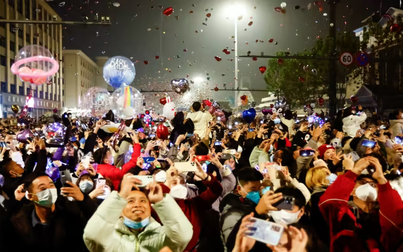 Hàng nghìn người đón năm mới ở Vũ Hán giữa làn sóng COVID