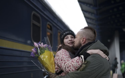 Bất chấp chiến tranh, một số gia đình Ukraina vẫn đoàn tụ đón năm mới