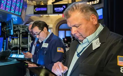 Dow Jones giảm 700 điểm khi bán tháo gia tăng, Nasdaq đứng đầu tháng tồi tệ nhất kể từ năm 2008 