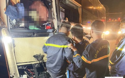 Va chạm với xe bồn, tài xế xe khách chở 19 người tử vong tại chỗ