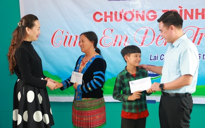 Dự án "Phát triển báo chí Việt Nam" tặng quà cho trẻ em khó khăn tại Lai Châu