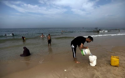 Người dân ở Dải Gaza phải dùng nước biển trong sinh hoạt
