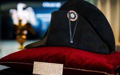 Chiếc mũ của Hoàng đế Napoleon được bán với giá kỷ lục tại Pháp