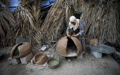 Thiếu nhiên liệu, người dân Gaza chuyển sang sử dụng lò đất sét truyền thống