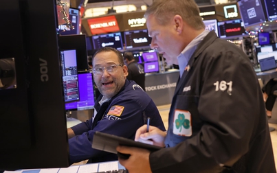 S&P 500 tiến gần mức kỷ lục, Dow Jones tăng gần 300 điểm