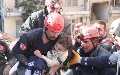 Người mẹ và 2 con được giải cứu sau 9 ngày bị chôn vùi do động đất ở Thổ Nhĩ Kỳ