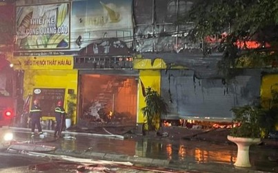 Cháy chợ tự phát ở Vĩnh Phúc, hơn 10 ki ốt và 2 ô tô bị thiêu rụi