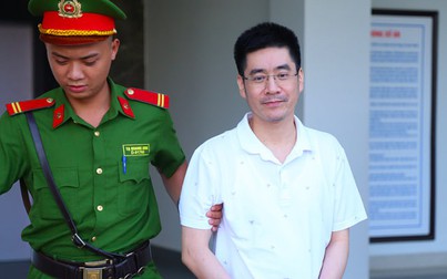 Vụ 'chuyến bay giải cứu': Clip cựu điều tra viên Hoàng Văn Hưng nhận chiếc cặp nghi chứa 450.000 USD