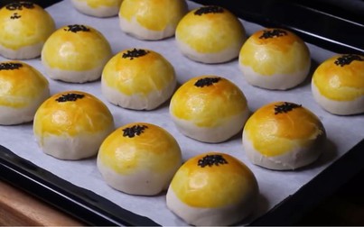 Món ngon mỗi ngày: Cách làm bánh trung thu Đài Loan nhân mè đen cốm dừa đơn giản
