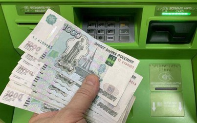 Đồng rúp Nga giảm xuống gần mức thấp nhất trong 17 tháng