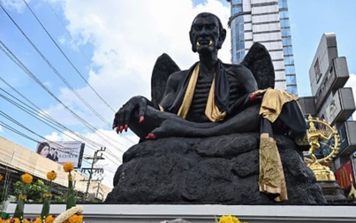 Bức tượng khổng lồ gây tranh cãi ở Bangkok