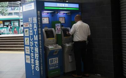 Nhật Bản lên kế hoạch chống lừa đảo bằng cách thu hồi thẻ ngân hàng của người cao tuổi