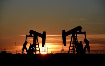 Giá dầu tăng vọt sau khi Ả Rập Saudi và Nga gia hạn cắt giảm sản lượng