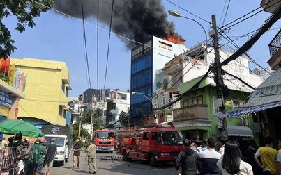 Cháy công ty nữ trang ở TP.HCM, hàng chục nhân viên tháo chạy