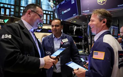 Dow Jones lần đầu tiên vượt ngưỡng 38.000 điểm