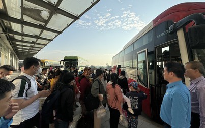 'Biển người' đổ về các bến xe TP.HCM về quê ăn Tết, sương mù dày đặc tại sân bay Nội Bài