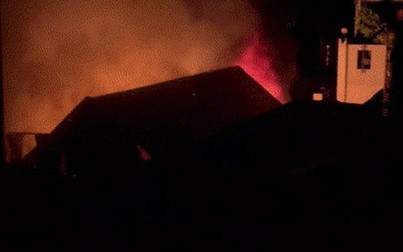 Cháy căn nhà chứa hàng lúc rạng sáng ở TP.HCM