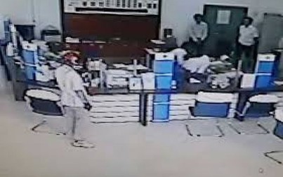 Khoảnh khắc cướp ngân hàng bằng súng gây xôn xao ở Vĩnh Long