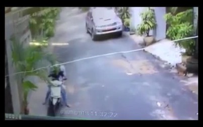 Hai tên trộm thản nhiên mở cổng lấy xe máy của người dân ở Sài Gòn