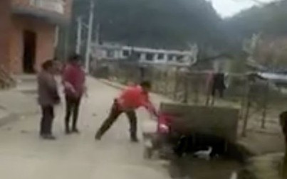 Ba phụ nữ Trung Quốc ném đứa trẻ xuống cống khiến dân cư mạng phẫn nộ