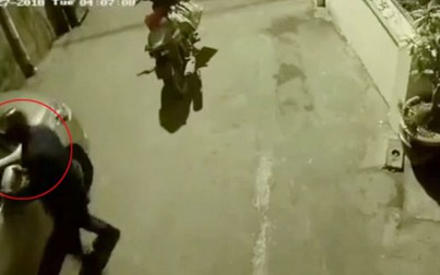 Trộm ôm bao tải đi 'vặt' gương xe hơi ở Hà Nội