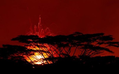 Núi lửa phun trào dung nham nóng, đỏ rực một góc trời ở Hawaii