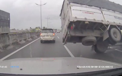 Tài xế thoát nạn khi xe tải nổ lốp, lật trên cao tốc Trung Lương