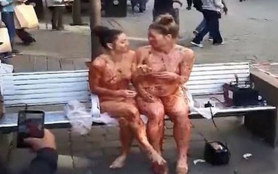 Thành phố Manchester náo loạn bởi hai phụ nữ khỏa thân với mứt dâu khắp người