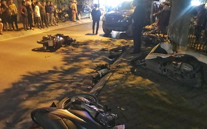 Xế hộp Lexus gây tai nạn liên hoàn ở Hà Nội, tông 7 xe máy và 2 ô tô