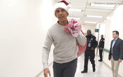 Cựu Tổng thống Obama hóa trang ông già Noel đi phát quà cho bệnh nhi