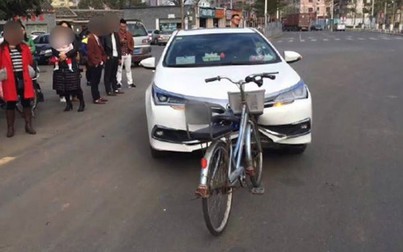 Tai nạn hy hữu: Xe đạp đâm móp đầu ô tô Toyota Corolla