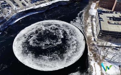 Kỳ lạ đĩa băng khổng lồ quay tròn trên dòng sông ở Mỹ