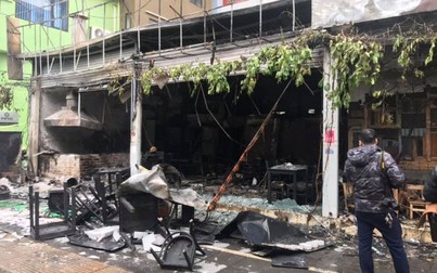 Cháy lớn tại quán ăn trên phố Nguyễn Văn Huyên ở Hà Nội