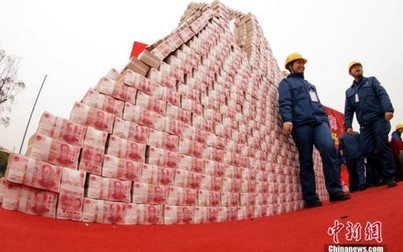Công ty Trung Quốc chất tiền như núi để thưởng Tết cho nhân viên