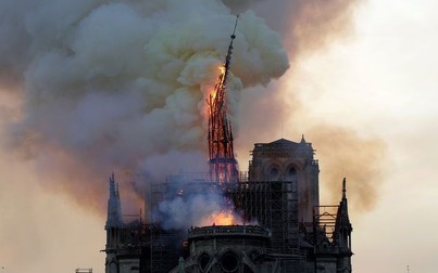 Khoảnh khắc tháp kiến trúc hơn 850 tuổi Nhà thờ Đức Bà Paris đổ sập trong biển lửa