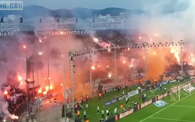 Cổ động viên Hy Lạp biến sân nhà thành biển lửa để ăn mừng cúp vô địch sau 34 năm chờ đợi