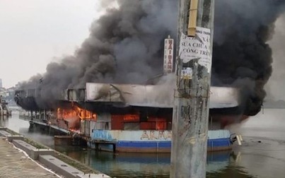 Nhà hàng nổi ở Hồ Tây bất ngờ bốc cháy giữa trưa