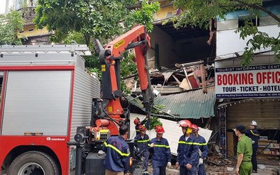 Ngôi nhà 2 tầng trên phố Hàng Bông bất ngờ đổ sập