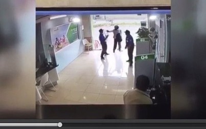 Cận cảnh lúc tên cướp nổ súng bắn bảo vệ Vietcombank ở Thanh Hóa