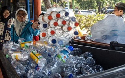 Đổi rác nhựa lấy vé xe buýt - sáng kiến giảm thiểu rác ở Indonesia