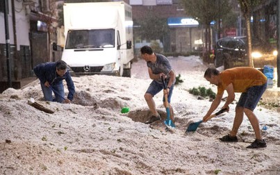 Kinh hoàng cảnh mưa đá gây lũ cuốn phăng mọi thứ ở Madrid