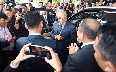 Thủ tướng Malaysia trực tiếp lái xe Vinfast ở Hà Nội
