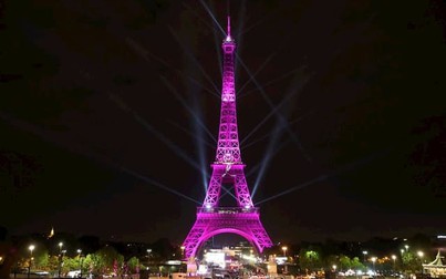 Tháp Eiffel "thay áo mới" khởi động tháng chống ung thư vú