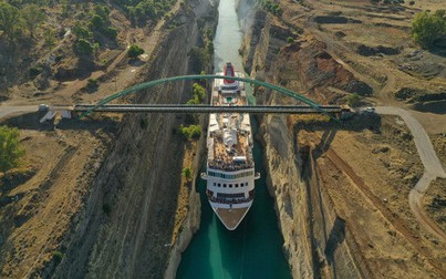 Kỷ lục tàu du lịch khổng lồ lách qua kênh đào hẹp 25 m ở Hy Lạp