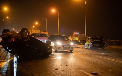 Tai nạn nghiêm trọng trên cầu Vĩnh Tuy khiến 3 ô tô hư hại nặng