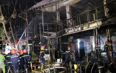 Cháy lớn tại nhà hàng Porsche 79 ở Đắk Lắk, hàng trăm người tháo chạy