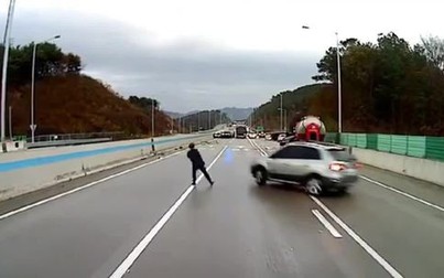 Người đàn ông thoát chết trước một loạt ô tô mất lái